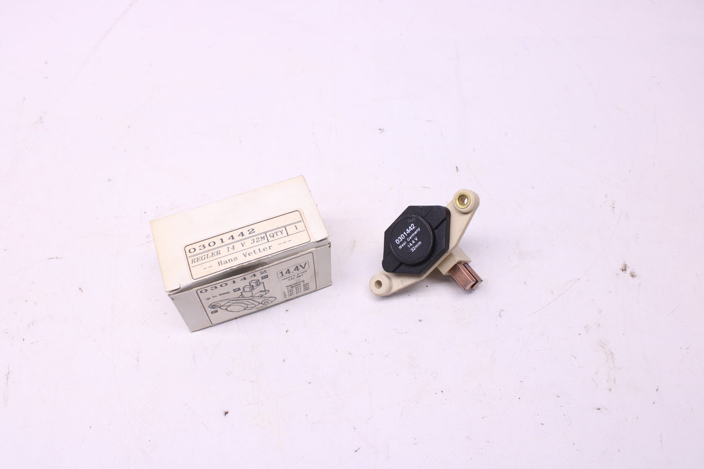 Mercedes (73-93) Voltage Regulater Internal Type (long brush)